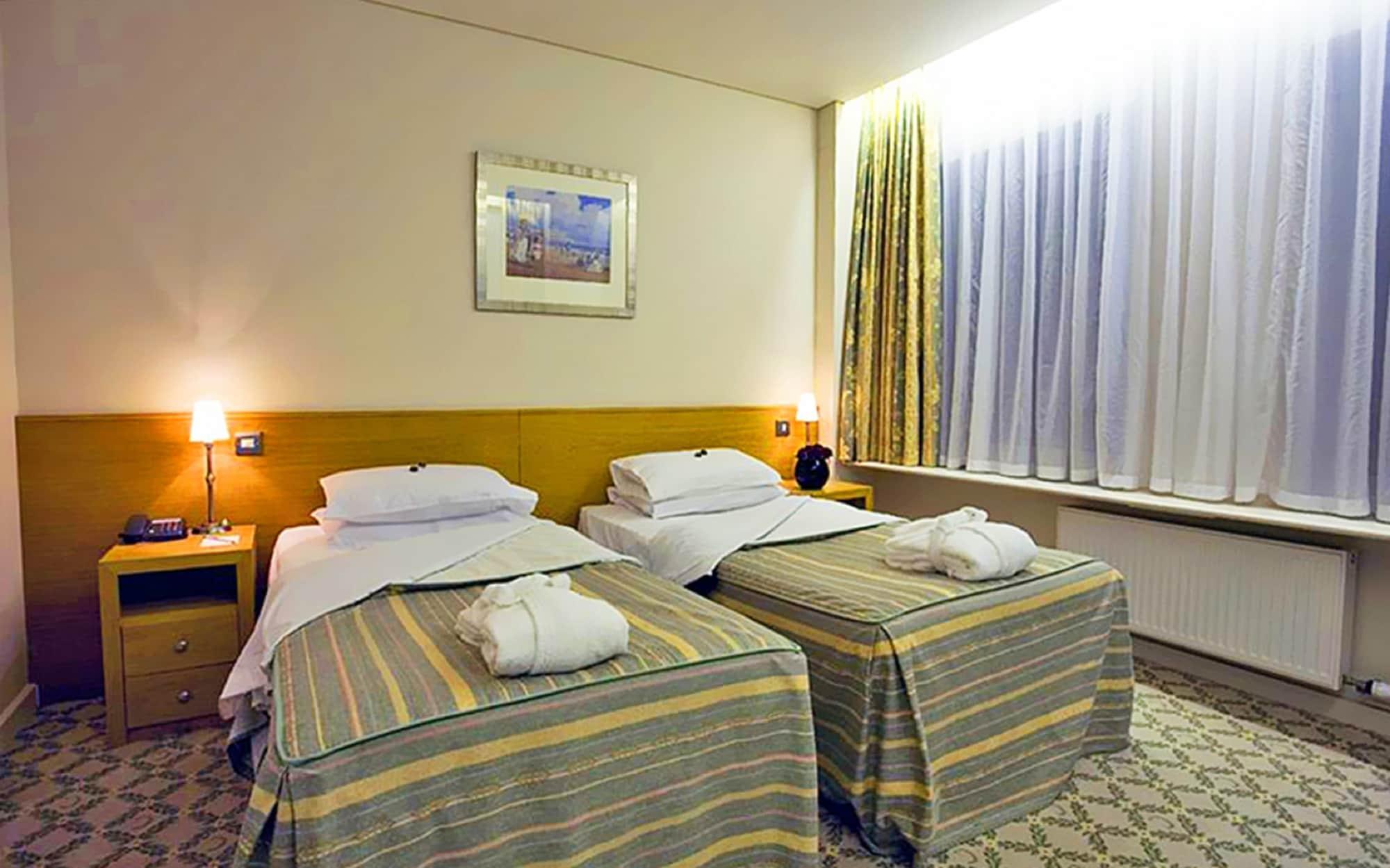Cavendish Hotel Eastbourne Bagian luar foto