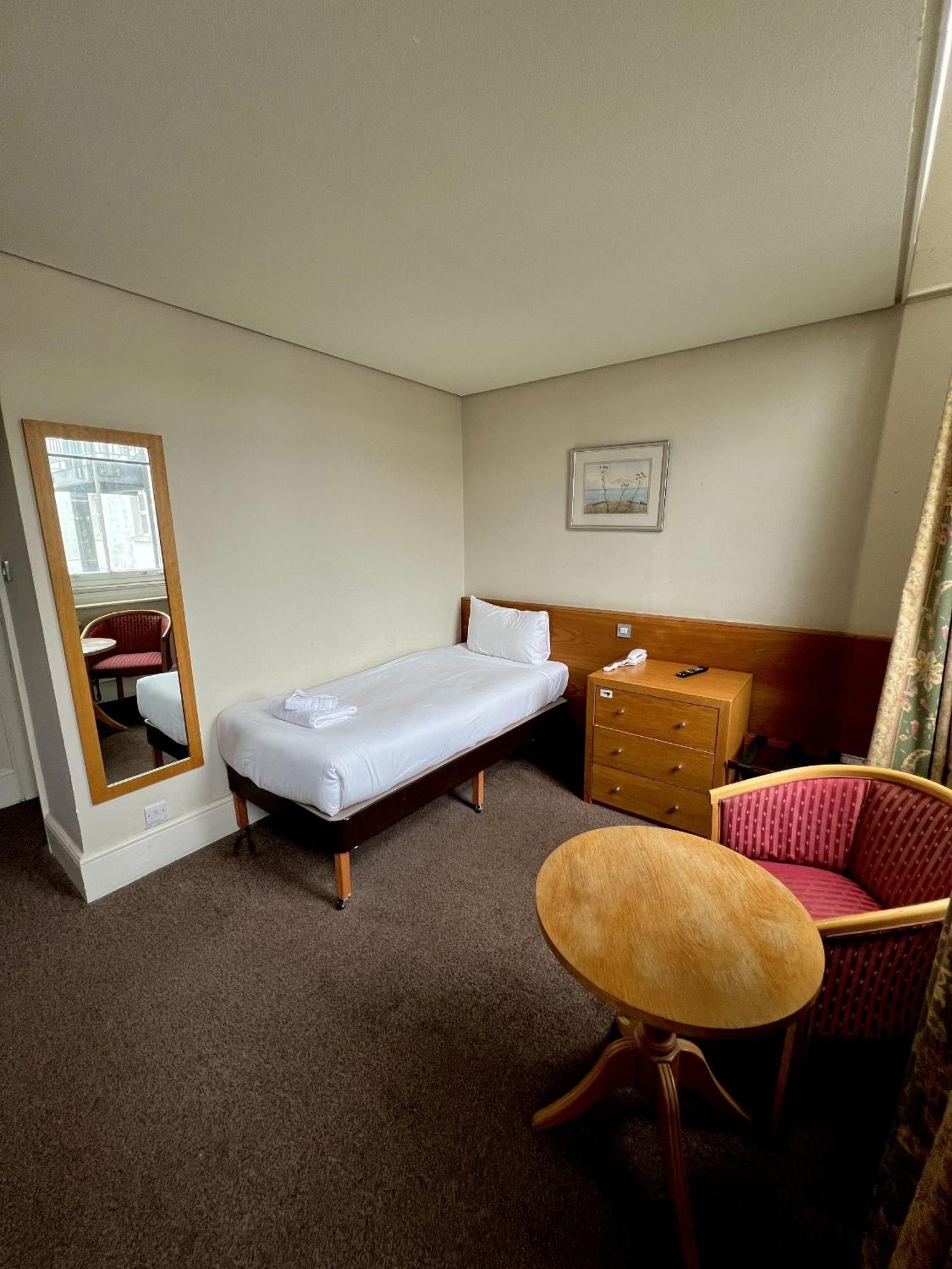 Cavendish Hotel Eastbourne Bagian luar foto