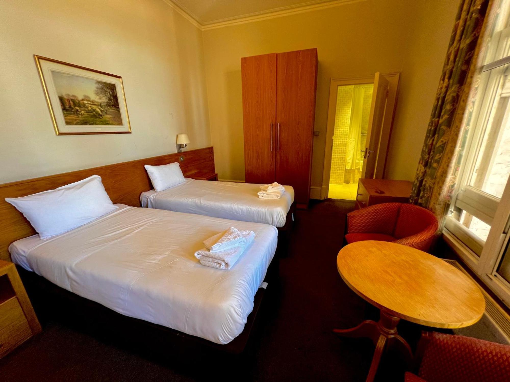Cavendish Hotel Eastbourne Bagian luar foto