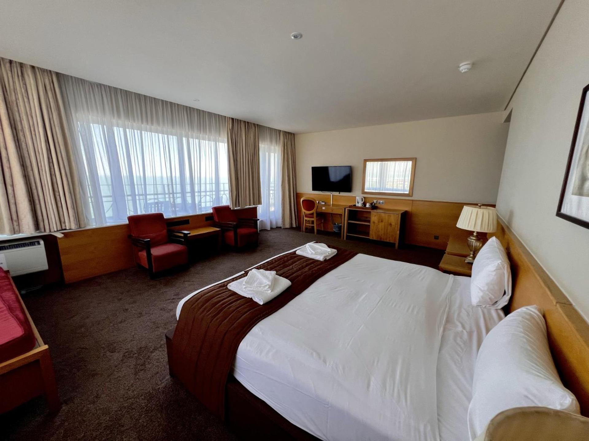 Cavendish Hotel Eastbourne Bagian luar foto