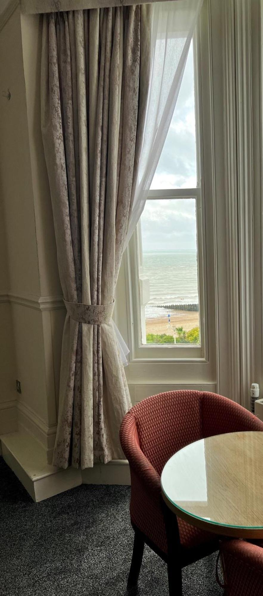 Cavendish Hotel Eastbourne Bagian luar foto