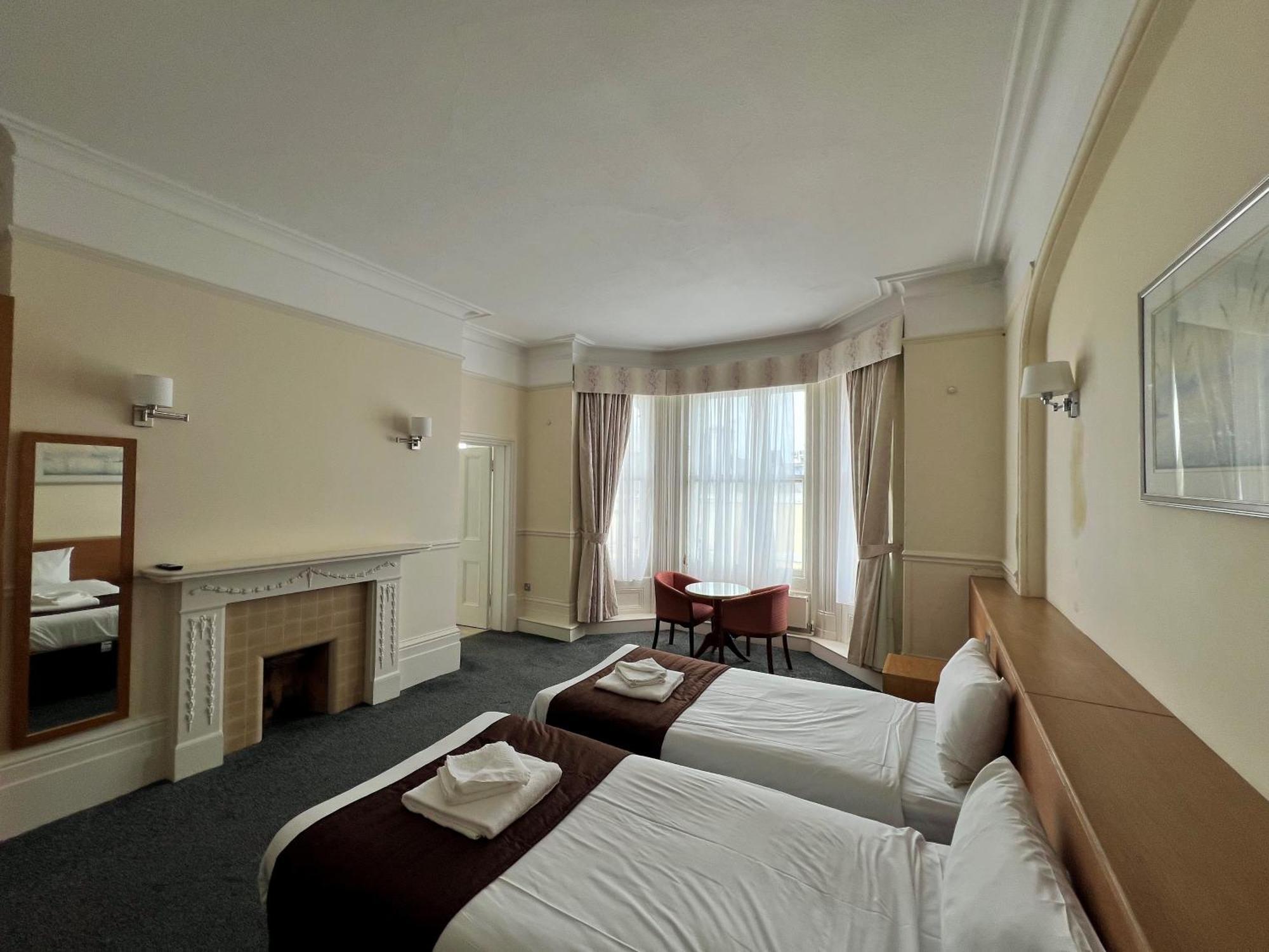Cavendish Hotel Eastbourne Bagian luar foto