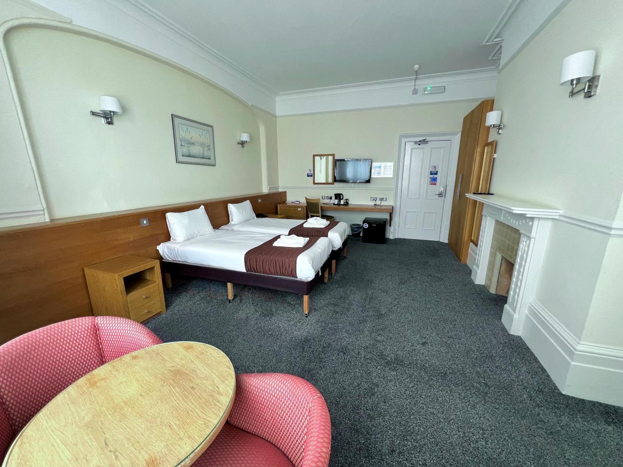 Cavendish Hotel Eastbourne Bagian luar foto