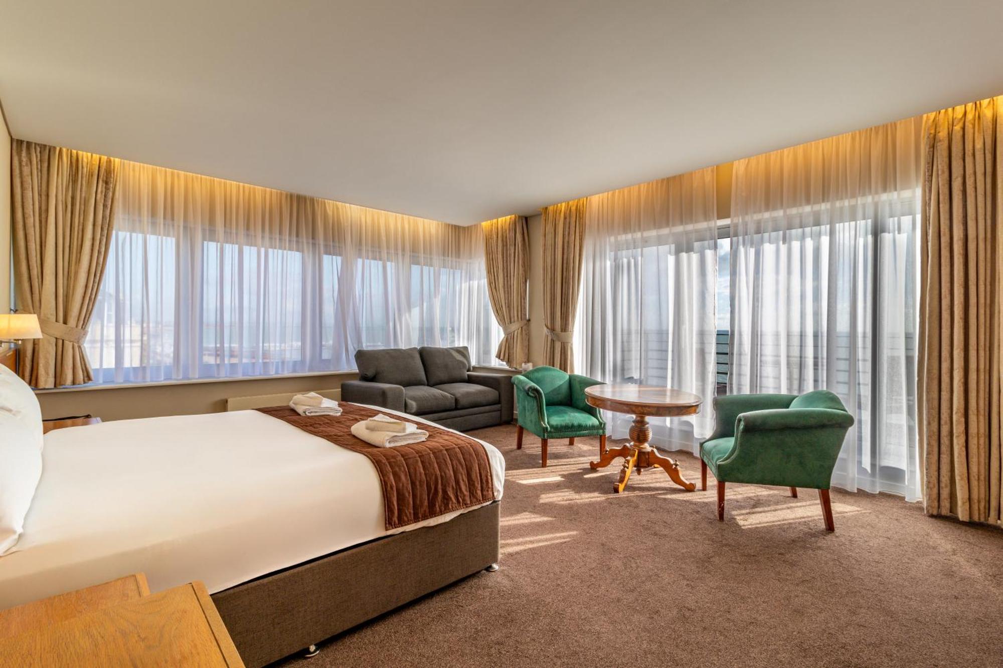 Cavendish Hotel Eastbourne Bagian luar foto